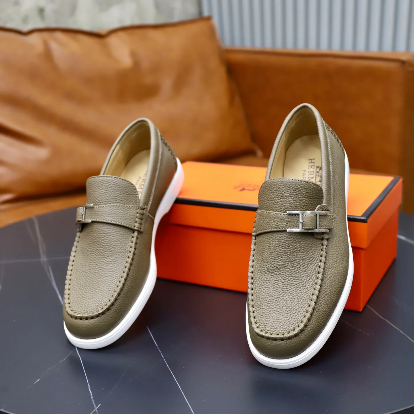Ex-factory price: 560💰Hermès/Hermès slip-on men's shoes. This shoe is made of imported pebbled cowhide. It has simple and smooth lines and is combined with aerodynamically designed 3CM rubber foam ultra-light soles! Youthful and fashionable, classic H-shaped hardware buckle decoration, calf lining gently wraps the feet, with logo cowhide feet, casual and urban style, highlighting youthful vitality, sports and leisure version, super versatile, code number: 38-39-40-41-42-43-44 standard leather shoe size (45 can be customized but does not support returns)